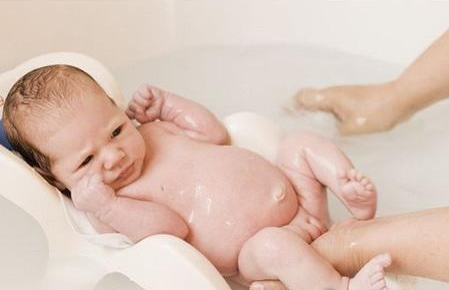 冬季寒冷 父母们该如何给新生宝宝洗澡？