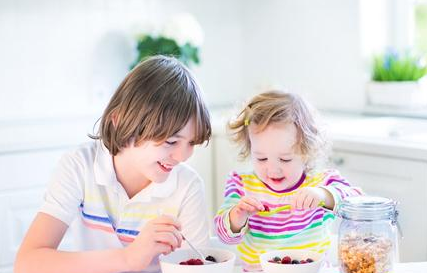 害怕没用!教你几招帮BB预防水果过敏