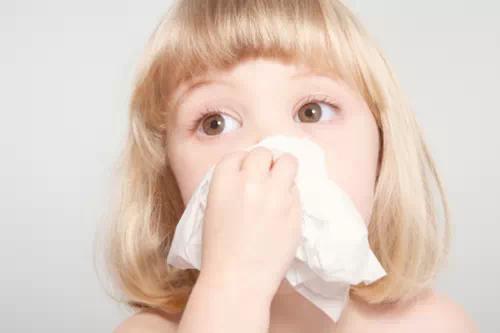 孩子过敏性鼻炎老是流鼻血?该怎么办?