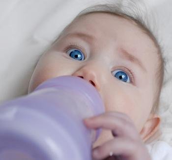 专家提示:不能用这五种水为宝宝冲奶粉