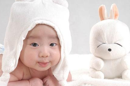 寶寶穿太多得肺炎!一招看寶寶冷or熱