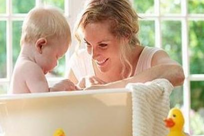 盛夏酷暑 妈妈如何让宝宝快乐洗澡