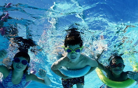 娃游泳会得脑炎？当心夏季游泳3种病