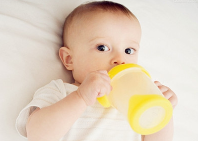 三个小步骤 让宝宝养成爱喝水的好习惯