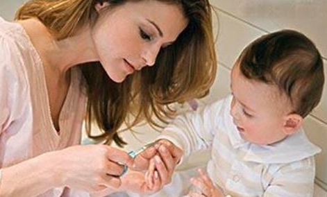 家长给宝宝剪指甲要讲究技巧!