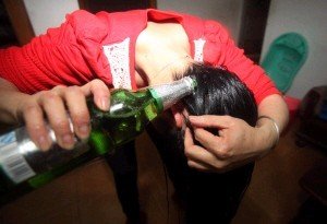 贵港一女子用啤酒护发 1.84米秀发又黑又靓_频