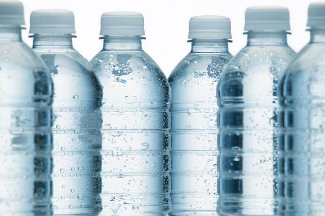 喝瓶装水当心3大安全隐患 到底喝什么水好