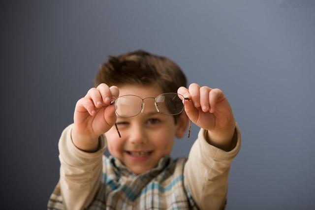 中国青少年近视率居高不下 该如何防治?_健康_腾讯网