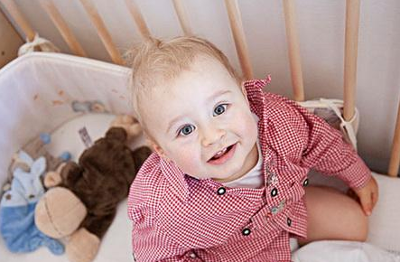 初春乍暖还寒 宝宝需巧穿衣防感冒