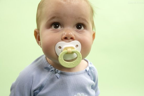 育儿知识:新生儿叼奶嘴入睡的危害大!