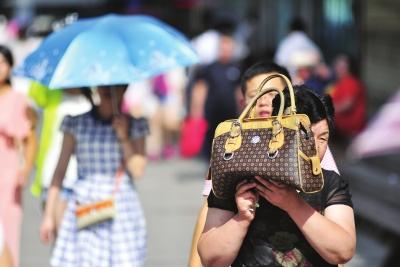 高温支招：中午减少出行 别等口渴再喝水
