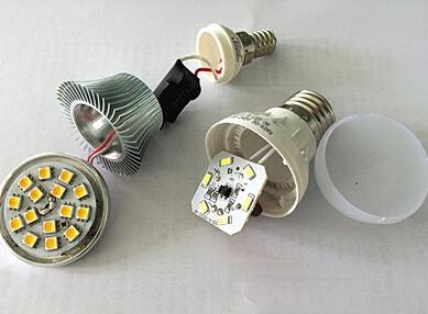 LED灯节能受青睐 当心蓝光伤害视网膜