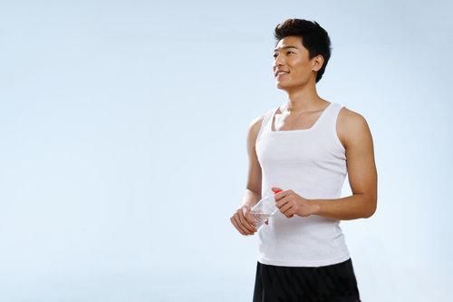 瓶装水放汽车里会变“毒水”？专家否定