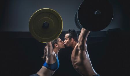 男人常做深蹲竟有特殊作用 深蹲时如何护膝