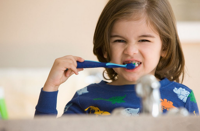 刷牙前牙刷是否要先沾水?如何正确刷牙?