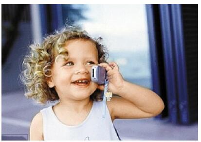 孩子总用一侧耳朵接听手机要关注听力