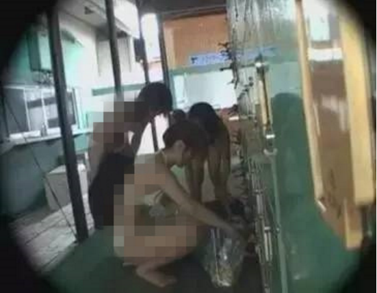 女子在澡堂里手机直播裸体