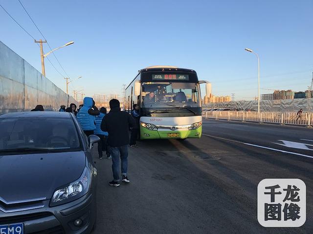 图为从燕郊抵达潞城地铁站的894路公交车。千