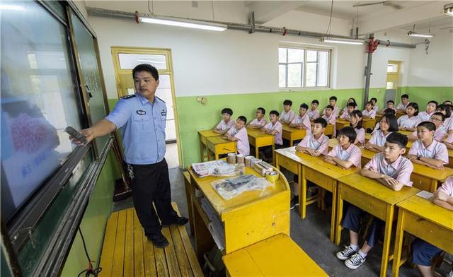 6月26日,河北省衡水市武邑县公安局民警向武邑县武罗学校的学生讲解