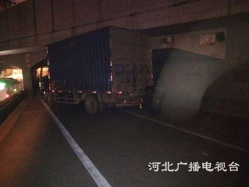 石家庄和平路:一辆厢货卡在高速桥底下_大燕网