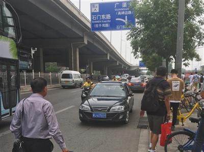 北京多地铁站周边非京牌车扎堆揽客