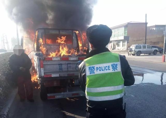 沧州任丘106国道宋庄段一辆小货车突起大火