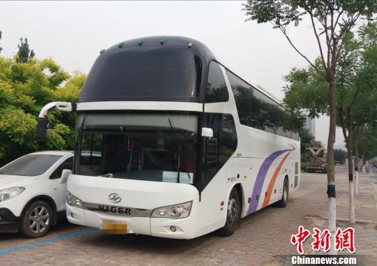 醉驾大巴司机闯卡后被拦截 威胁民警并抓挠执