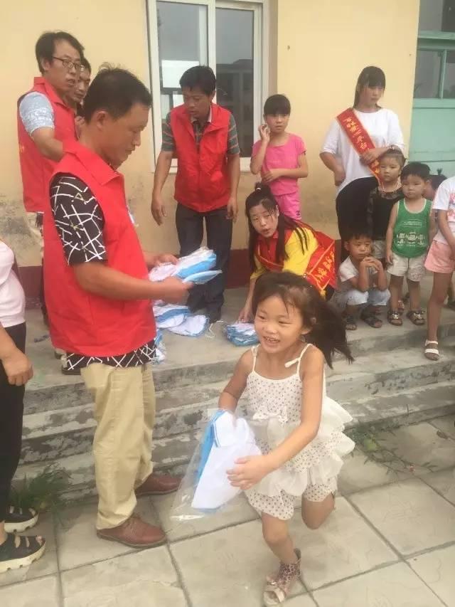 ��̨���ڣ�����ѧ�Ӵ��ϰ���У��