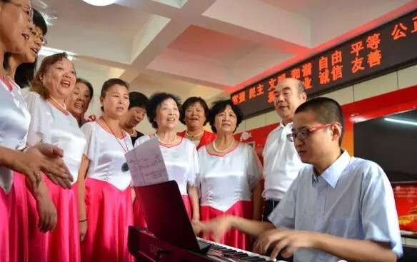 古稀退休老教师燃情创作歌曲宣传正能量_大燕