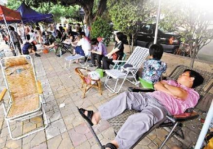 沧州一公办幼儿园招生 家长自带躺椅通宵排队