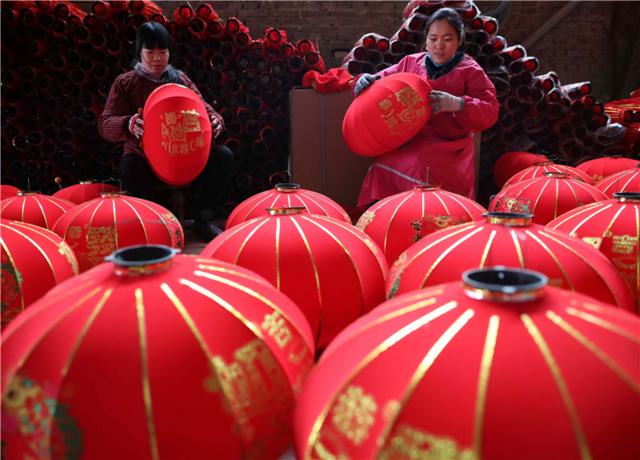 春节临近,骆庄乡灯笼生产企业和加工作坊加紧生产,以供应各地节日市场