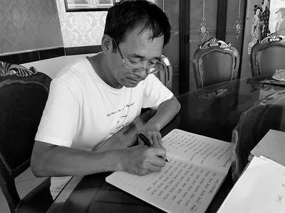 饭店老板有梦想,炒菜都在背英文