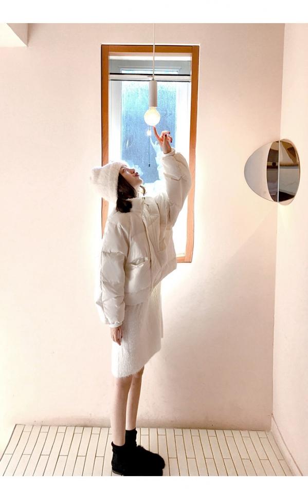 白色羽绒服配什么颜色毛衣 给冬季来一场甜美