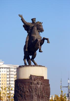 保定:文明融进城市美景!雕塑扮靓街头文化