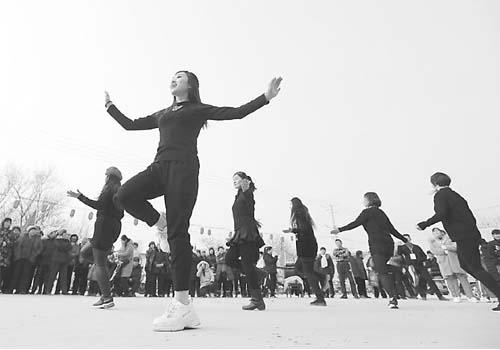 彭杜乡村民载歌载舞迎春节