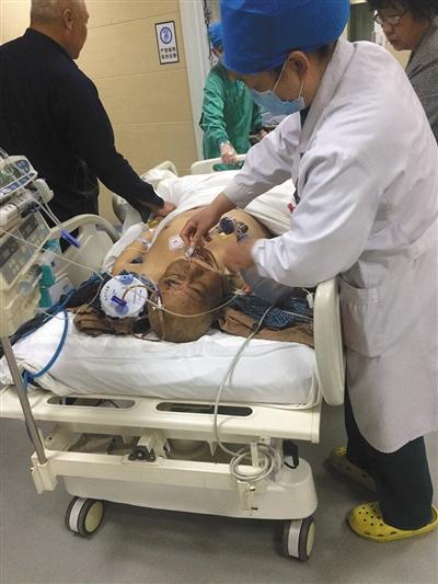 通州一空载大客车坠桥 司机受伤在ICU病房抢救