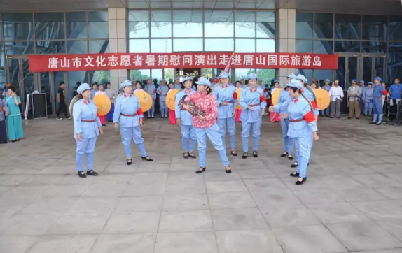 《欢聚一堂》、萨克斯独奏《我爱你中国》、歌舞表演《绣红旗》、红