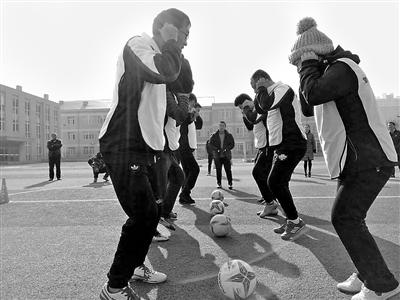 霸州市开展中小学体育教师 足球教学技能培训