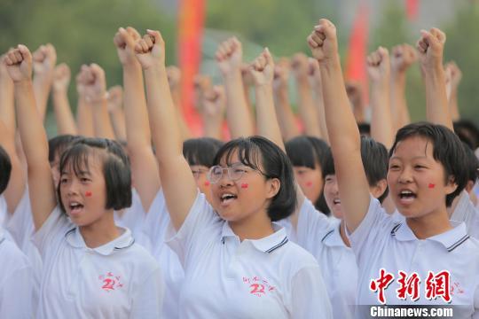 衡水二中新生军训会操表演 3000余新生激昂宣