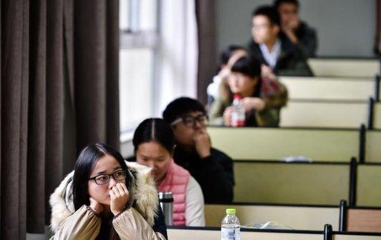 三成以上海归想当公务员 需出具教育部学历学