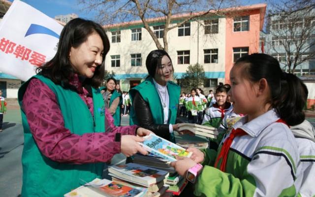 助建肥乡爱心书屋 中华桥小学生捐书500余册_
