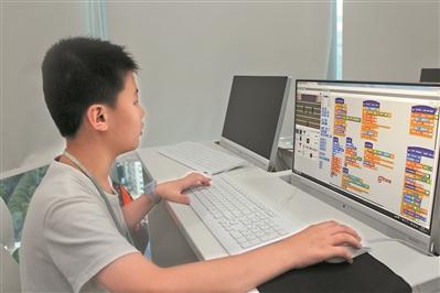 代码中的编程少年 用编程表达自己情感