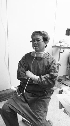 河北:外科医生手术连台 累瘫补液视频走红_大