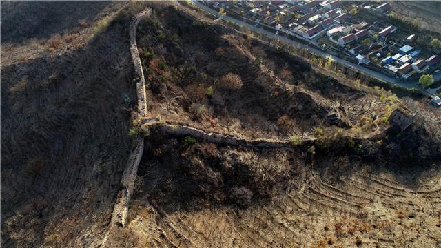 这是11月10日使用无人机拍摄的河北省唐山市遵化境内的罗文峪长城.