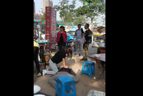 唐山一样男子突发心脏病 过路女子跪地施救