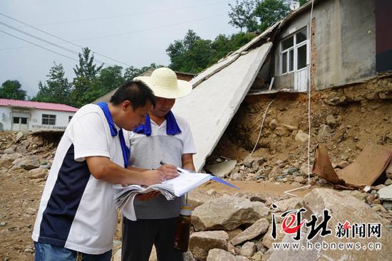 调查组在石家庄赞皇县许亭乡尖山村,核查登记村民受损房屋信息.