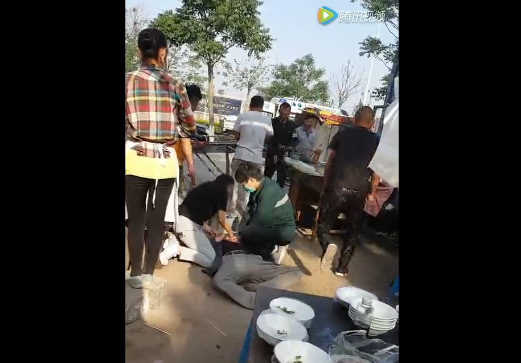唐山一样男子突发心脏病 过路女子跪地施救