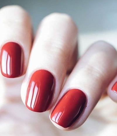 单色新娘美甲图 简约而精致的美