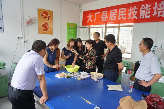 校企合作暨攻略技培训求生在大厂职教中亡命居民座谈图片