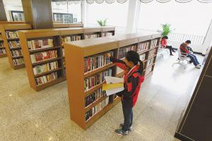 石家庄24小时自助图书馆试运行 6000余册图书随时借阅